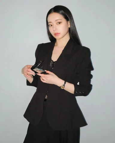 @diorbeauty

3/20にディオールのアイシャドウ「サンク クルール」から限定エディションが登場。

透け感のある繊細な発色で、光をまとったような目元