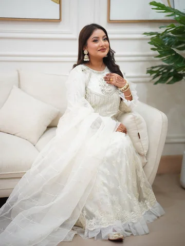 EID Mubarak 🕊️🌙✨

Outfit @sunflowerbynusrat