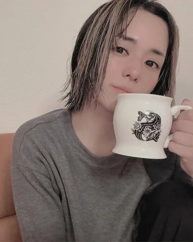 最近の夜。
ちゃんと落として、ちゃんと整えてから寝る。
メイクも、1日の疲れも、一回リセット。
特別なことはしないけど、この時間だけは大事に。
明日の自分のため
