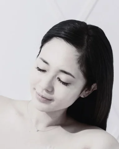 最近思う。
年を重ねるのって、そんなに悪くないよね。
前みたいに無理しなくなったし、頑張り方も、自分のペースでいいって思えるし。
今の感じ、けっこう好きかも。
