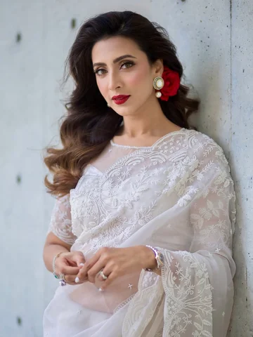Elegance begins with white❤️