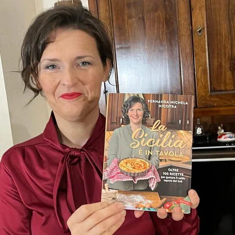 E finalmente esce il mio primo libro di ricette “ La Sicilia è in tavola”! Si tr