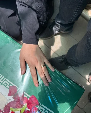 .
هر سربازي 
در جيب هايش 
در موهايش 
و لاي دكمه هاي يونيفورمش 
زني را به پادگان 