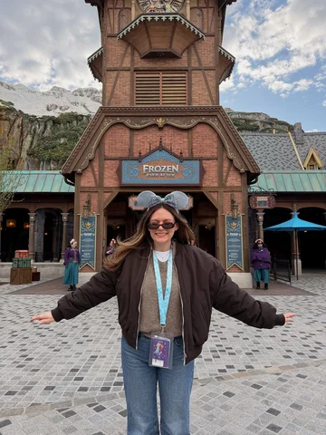 finalllyyy they’re opening up the gaaaatesss ❄️✨🏰🩵

the most magical, once in 
