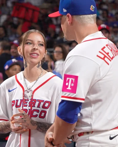 Young Miko y Kiké Hernández en la lomita de Hiram Bithorn para el primer lanzami