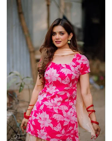 গোলাপি 💕