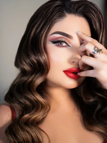 Elegance starts with red lips.♥️😍
Photography by amazing @aroos_studio @moments