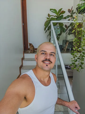 Só pra avisar vocês que se virem um “loiro” subindo numa árvore tirando canela, 