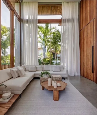 Uma linda inspiração de living com pé direito duplo e muito iluminação natural! 