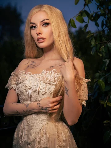 Just want someone to yearn for me like they’ve been undead since 1472

Photos by