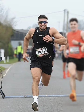 Back with another sprint finish of course…1hr 32 half marathon, new PB🏃… Sittin
