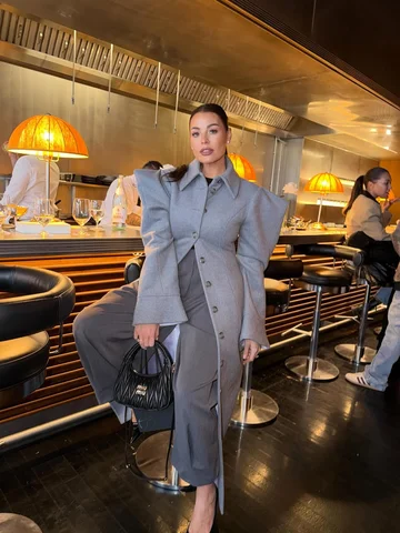 Meetings, Make up, Massive shoulder coats & the Moon 🌕

Coat @eneklondon 
Trous