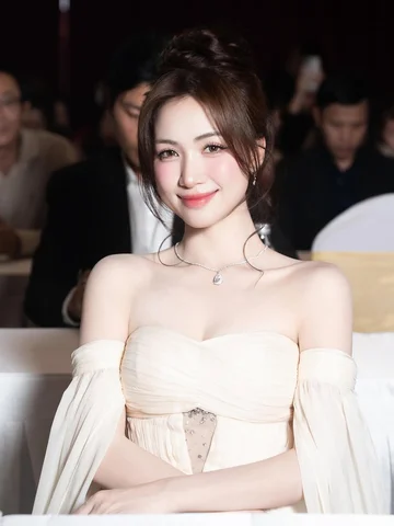 Bé xinh hông nè 💋💕