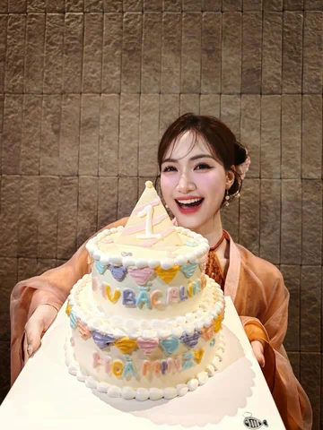 Chúc mừng Mv Bắc Bling của chúng ta tròn 1 tuổiiiii 🎉🎉🎉

Chúc mừng gần 300M V