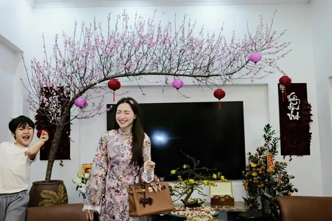 Có đứa con không quan tâm mẹ là ai, không chịu chụp hình với mẹ … 🤯🤯🤯