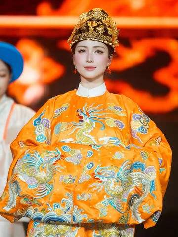 Mang Mv ra ngoài đời thật, đưa lên sân khấu của riêng mình 🧡

Trang phục này qu