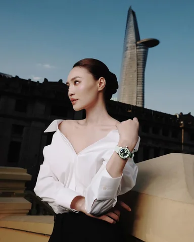 Chiếc cô gái đơn giản nhưng có chiều sâu, nữ tính mà rất mạnh mẽ cùng @givenchy 