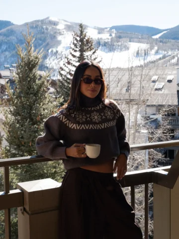 Slow mornings and mountain air. ☕️

Wearing: 
@varley knit sweater
@lespecs sunn