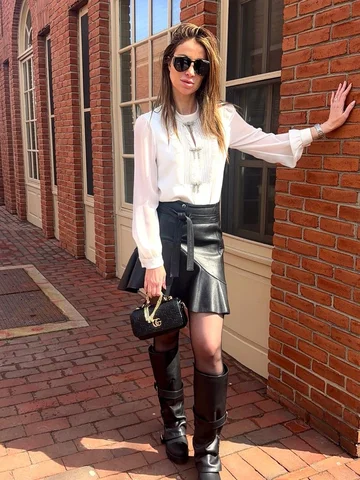 Effortless. Black & white done right.
Blouse @majeparis 
Skirt  @majeparis 
Shoe
