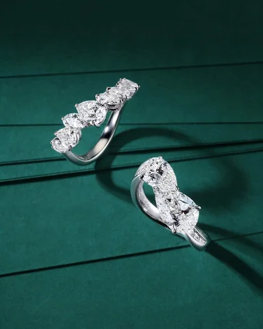 EP.206
Custom Engagement Ring featuring a Toi et Moi setting with a 1CT and 2CT 