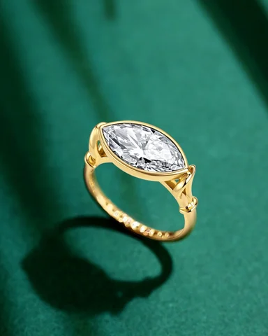 EP.205
Custom Engagement Ring featuring a knot detail on a bezel setting symboli