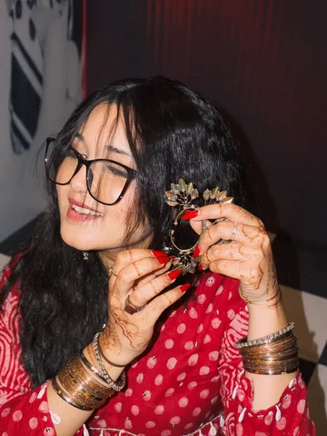 Bismee, what is this obsession with red?
Wearing @jhumki_official