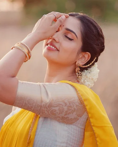 Pretty Different ✨🥰

Model @dhanyaapallath 

Half saree from @weddingstudio_ska