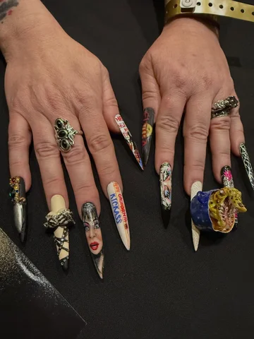 Check out these detailed Elvira fingernails seen at last weekend’s @horrorhound 