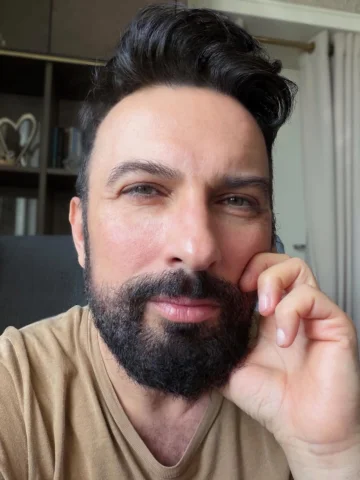 Bak, kırıldı kolum, kanadım
Olmadı, tutunamadım
Zor, yokluğun çok zor, alışamadı
