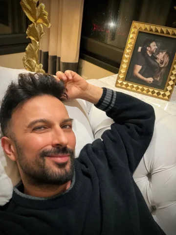 Konser aralarında yan gelip yatmaya devam🤪

Bir de geceye bir aşk mesajı bıraka