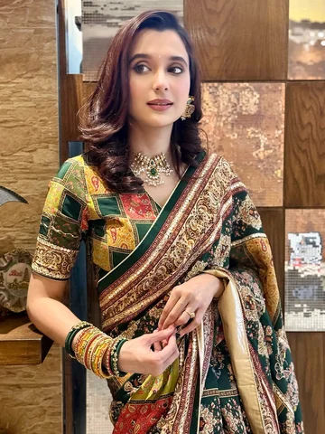 শাড়ি, চুড়ি ও আমি 😊💚 

#BONOLOTAEXPRESS now showing in theatres near you ❤️