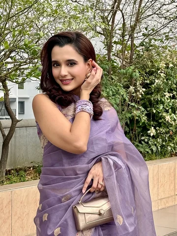 ঈদ মোবারক ফ্রম চিত্রা 🌙💜
wearing a gorgeous piece by @nobo.dhaka designed by @