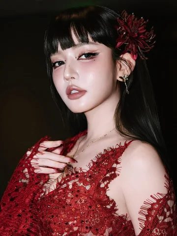 Một chút màu đỏ mở màn show khai mic đầu năm để cả năm thật rực rỡ ❤️
