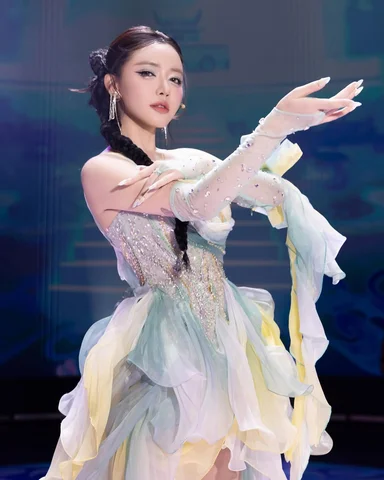 tiên nữ diễn hoa xuân ca trên sóng VTV 🧚✨🩵

🌸Đại nhạc hội HOA XUÂN CA 2026 - 