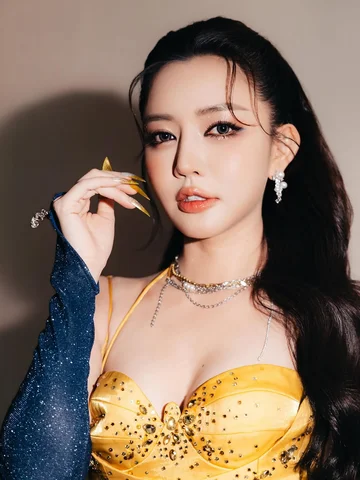 last show of the year ✨💙

Make up : Huyền Nancy
Hair : Janie
Stylist: Mimi
Cost