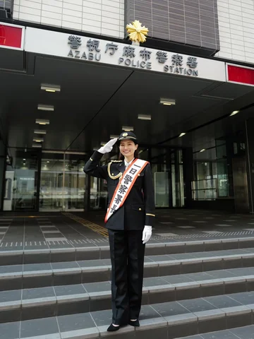 本日は、
麻布警察署の一日警察署長を務めさせていただきました。

麻布商店街のパレードと、六本木ヒルズの広場での交通安全トークショーに参加させていただき、春らし