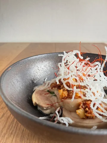 【鶏ももロール焼き】

いつもありがとうございます。

ランチメニューです
鶏ももをしっとりと仕上げ
辛さ控えめな
食べるラー油的なのをかけました
揚げ春雨と糸