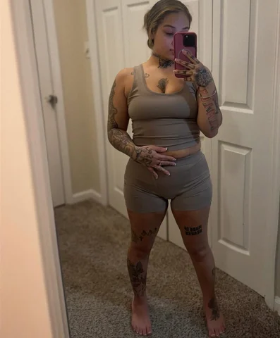 pretty ass girl you barely even see her🤎