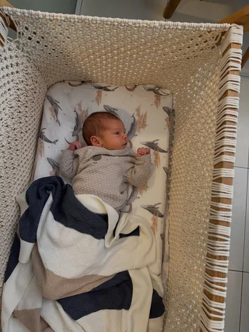 Esse post é só pra mostrar a fofura do meu filho Isaac no bercinho em macramê qu