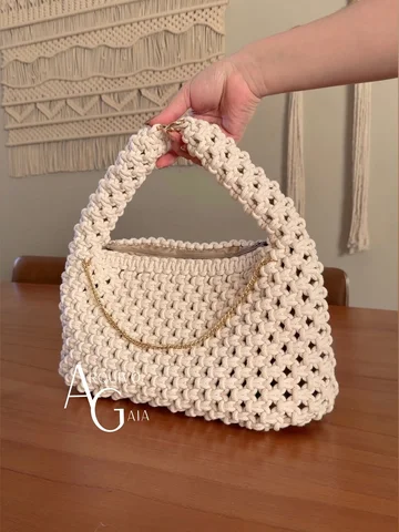 Bolsa Vênus✨

Essa é a Bolsa Vênus, a nova bolsa do Arquivo Gaia que conquistou 