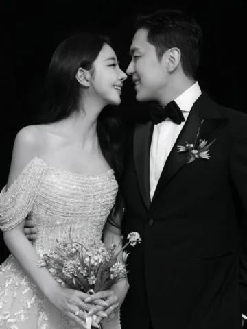 안녕하세요,

이번에 처음 소식을 접하시는 분들도 계실 것 같아 이렇게 인사드립니다.
저희가 이번 주 토요일에 결혼합니다.

바쁜 준비 속에 미
