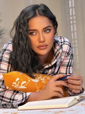 Beauty begins the moment a woman decides to be herself.

#WomenBeauty #NaturalGl