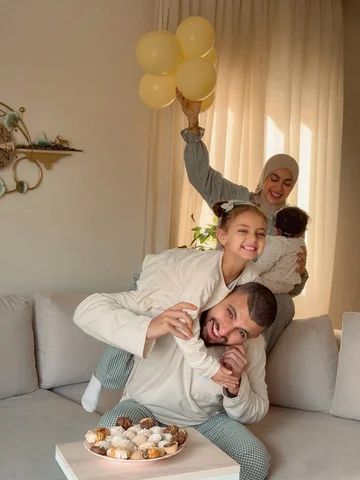 - وفي صباح العيد ؛
" اللهم عائلتي وعافيتهم وضحكتهم وصوتهم في كل عيد يارب" 
🥹💗�
