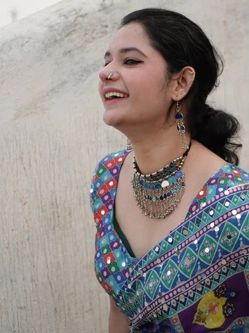 Feel the lyrics and look at my saree picture—you will know… this is very unfortu