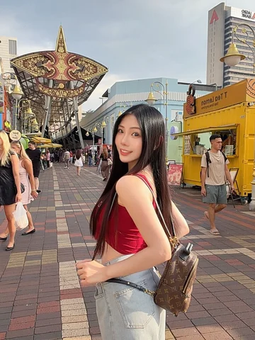 City walk♥️🚶🏻‍♀️
又是被长辈治愈的快乐一天
所幸之事，与你们一同餐饱与唠嗑
这次有见到面真的太好了
下次换我去找你们玩

一切安好🤍🤍�