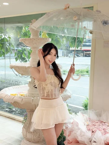 直到幸福触手可及 ⛲️🌸
才发现原来自己早就被幸福围绕着。

好幸运。
你们就像礼物一样，
一个一个出现在我的世界里。

我越来越相信一件事
人真的会因为幸福