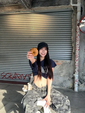 Here, take a bagel. 🥯

#dailyvibes #justalittlemoment #streetstyle #fitcheck #s