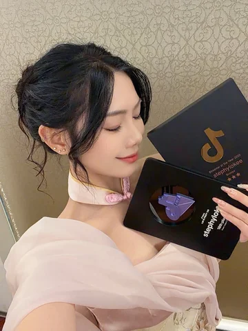 做了那么多年主播，
终于给自己领回了一块奖牌🏅

这不是突然的幸运，
是无数次坚持换来的肯定。

谢谢一路陪着我的你们。
谢谢每一个在我低潮时还留下来的人。
