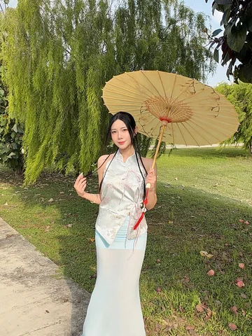 把自己打扮成春天喜欢的样子🩵

新年每天都在认真打扮，
各种造型轮着尝试，
今天是长辈会喜欢的温柔造型 🤍

#2026CNY #农历新年装扮