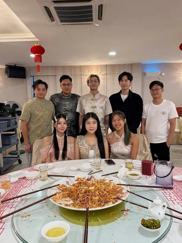 农历新年的各种幸福碎片 🧧✨

从除夕到今天
每天都在见不同的人 
满满的见面、满满的笑声、满满的合照

小学同学、中学同学、羽球朋友、舞蹈朋友、家人等等
每